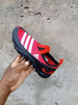 Tênis Adidas 